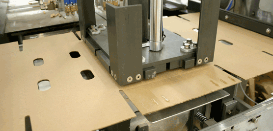 Cartoning machine with package flexibility to alternate between various package formats Cartoning machine with package flexibility to alternate between various package formats