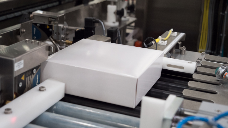 Carton closer for hand-pack operations Carton closer for hand-pack operations