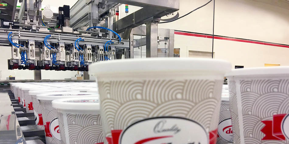 Integrated case packer optimized for packing tapered cups Integrated case packer optimized for packing tapered cups