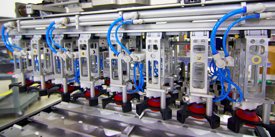 Compact case packer pick up heads