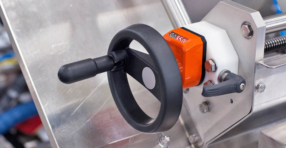 Flexible case packer with tool-less changeover design Flexible case packer with tool-less changeover design