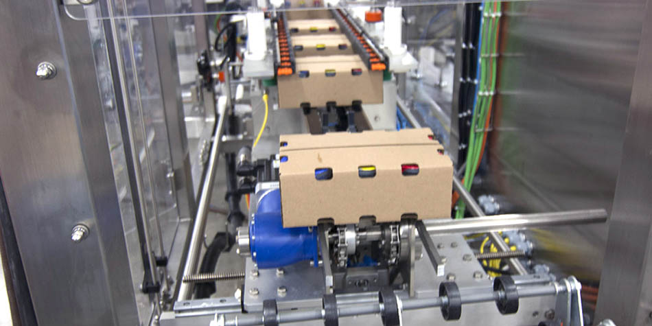 Fragile lid case packer that efficient packs foil-lid cups and tubs into cases