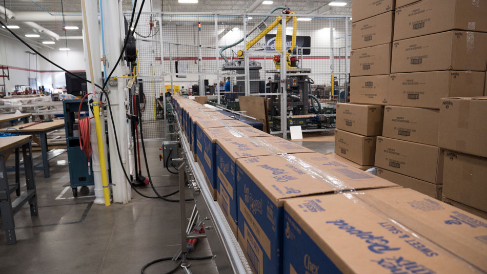 Palletizer infeed of cases Palletizer infeed of cases
