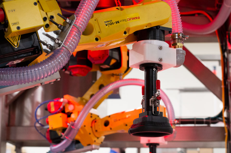 Robotic Top Loader with tool-less changeover pick-up heads Robotic Top Loader with tool-less changeover pick-up heads