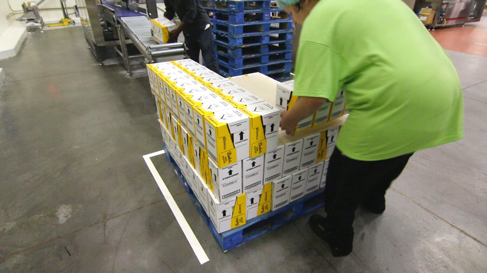 Hand pack system for retail ready cases getting pallet stacked