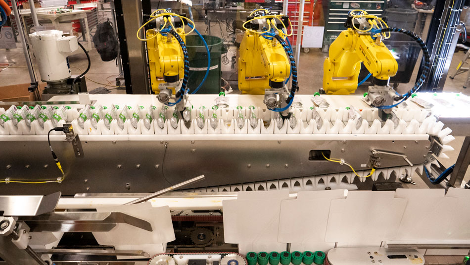 Spouted pouch cartoner with linear servo technology Spouted pouch cartoner with linear servo technology